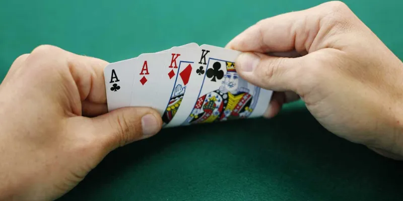 Hiểu biết về cách chia bài và vòng chơi Poker Omaha